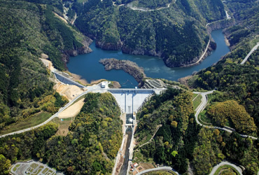 図版：第二浜田ダムと、「いわみおろち湖」と命名されたダム湖