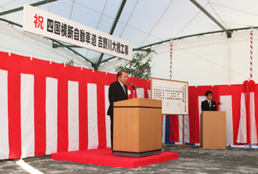 図版：施工者を代表して挨拶を行う茅野副社長
