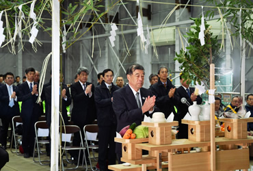 図版：シールドマシン発進式に先立ち2月15日に行われた神事で、玉串を奉奠する瀬口東京土木支店長