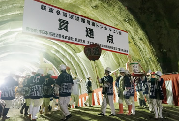 図版：樽神輿を担ぎ、貫通を祝う