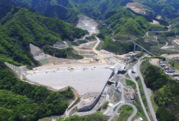 図版：盛立が完了した大分川ダム（下流側より）