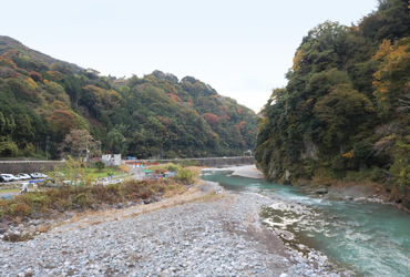 図版：河内川橋の施工場所。国立公園に指定されている自然豊かな丹沢山地に位置する