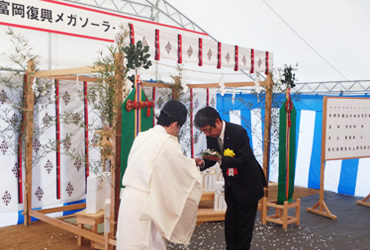 図版：神事にて玉串奉奠を行う勝治常務