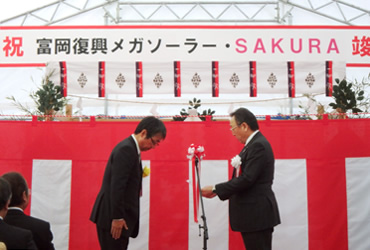 図版：富岡町・宮本町長から感謝状と盾を受け取る勝治常務（左）