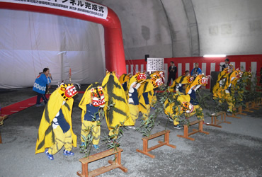図版：近隣の平田幼稚園の園児らによる伝統芸能「虎舞」の披露