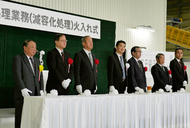 図版：田代副社長（左端）が参加した火入れの儀