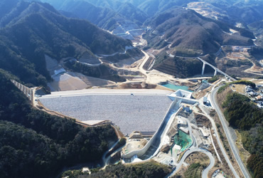 図版：試験湛水が開始された大分川ダム（2018年2月撮影）