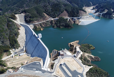 図版：完成した五ケ山ダムとダム湖の現況（2018年3月撮影）