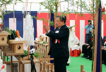 図版：神事で玉串奉奠を行う田代副社長