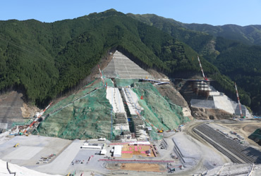 図版：今後盛立が本格化する小石原川ダムの様子（左岸天端より）