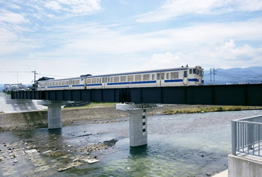 図版：完成した花月川橋梁を渡るJR久大本線