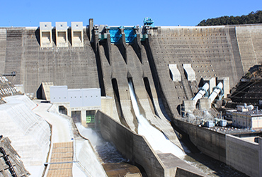 図版：完成した鶴田ダム　既設と新設放流管の中央から放流の様子