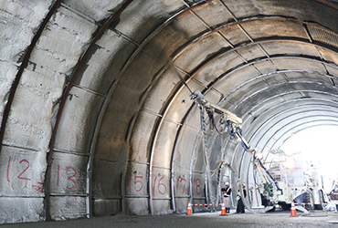 図版：模擬トンネル内で行われた自動吹付けのデモンストレーションの様子