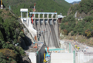 図版：試行が行われた長安口ダム施設改造事業の様子