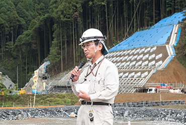 図版：施工者を代表して挨拶を述べる鹿島JV山脇所長