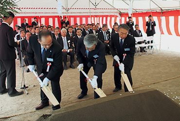 図版：施工者を代表して斎鋤を行う石川副社長（右側）
