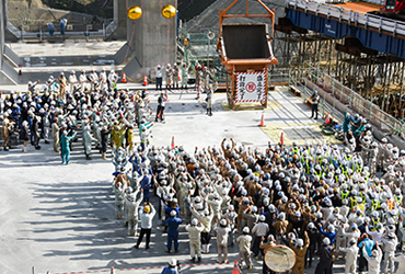 図版：万歳三唱で盛立・打設完了を祝った