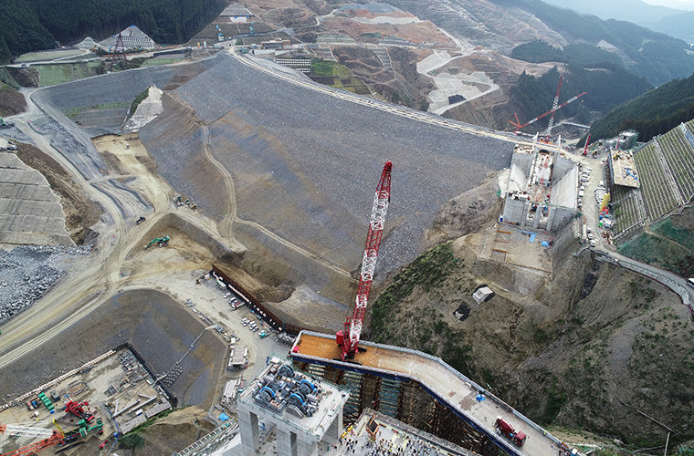 図版：堤体盛立とコンクリート打設が完了した小石原川ダム