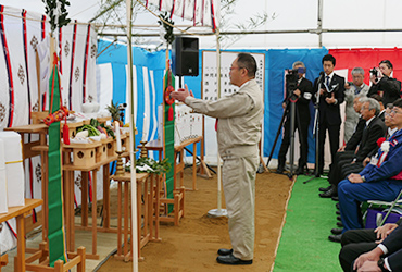 図版：神事にて玉串を奉奠する奈須野所長