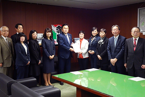図版：須田委員長から赤羽大臣へ新計画が手交された
