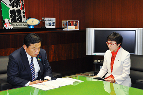 図版：赤羽大臣と須田委員長の懇談の様子