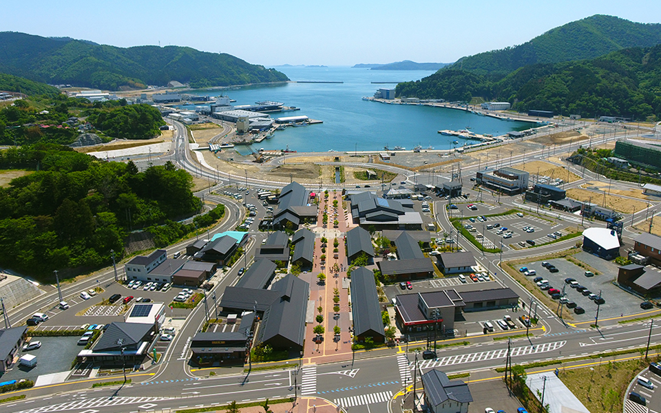 図版：女川駅から延びる中央のプロムナードを軸に商業施設が配され女川湾に続く