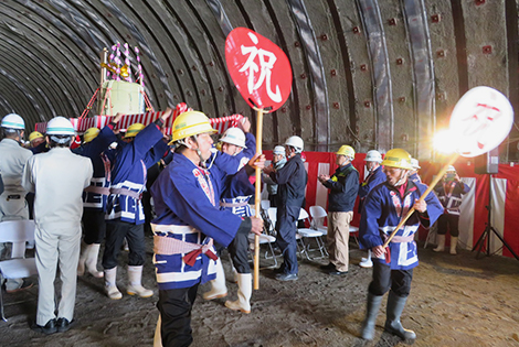 図版：勇壮な樽神輿で貫通を祝った