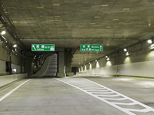 図版：矩形シールド工法など高度非開削技術を駆使した住宅密集地での高速道路建設 　－阪神高速道路大和川線 常磐工区開削トンネル工事－