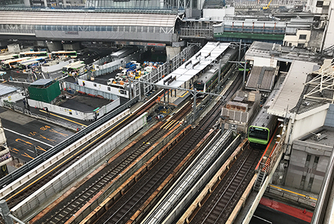 図版：山手線ホームと並列化された埼京線ホーム（左）