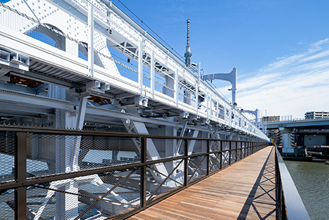 図版：ウッドデッキの遊歩道。既存の隅田川橋梁も“スカイツリーホワイト”に塗装しなおされた