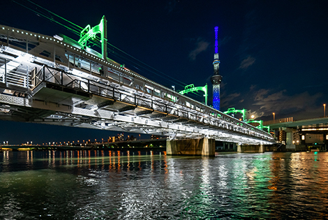 図版：夜は東京スカイツリーとともに隅田川橋梁がライトアップされる