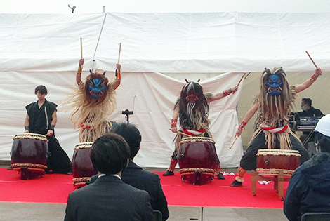 図版：壮行の儀で披露された秋田県男鹿の伝統芸能「なまはげ太鼓」