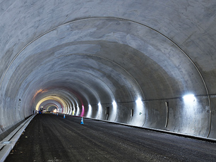 図版：長大山岳トンネルにおける生産性向上施工による早期掘削完了（復興支援道路　宮古盛岡横断道路新区界トンネル工事）