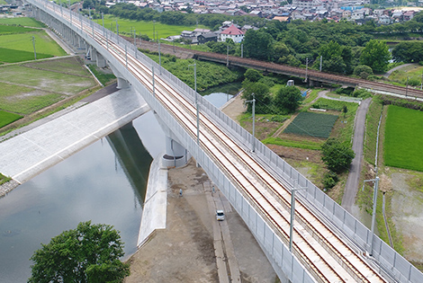 図版：大聖寺川を渡る大聖寺川橋りょう。隣接するのはJR北陸本線の線路