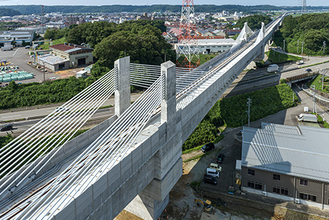 図版：国道8号を跨ぐ細坪架道橋（エクストラドーズド橋）は鉄道橋としては最大支間となる