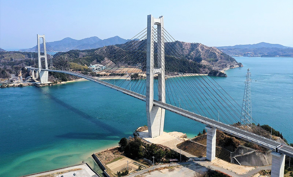 図版：完成した岩城橋全景（海峡の手前が岩城島、奥が生名島）