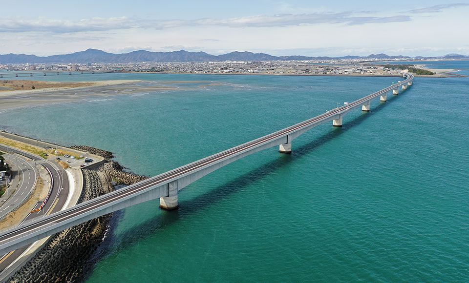 図版：吉野川の河口にかかる全長約1.7kmの吉野川サンライズ大橋