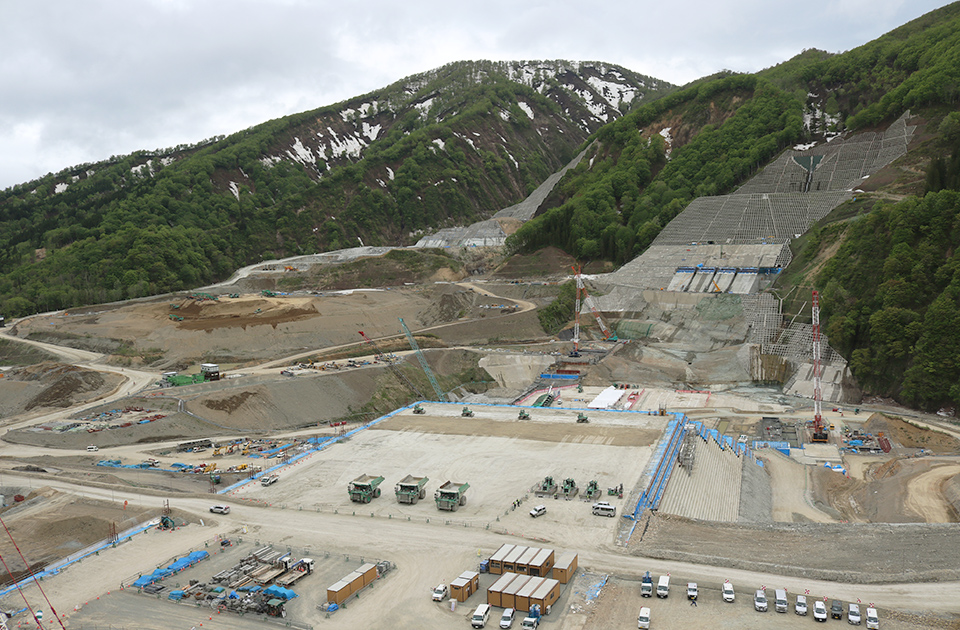 図版：今後CSG打設が本格化する成瀬ダムの様子（右岸天端より、2022年5月撮影）