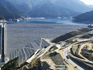 図版：小石原川ダムの建設　～コア盛立における新たな品質管理手法開発への挑戦～