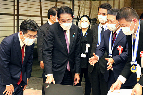 図版：岸田内閣総理大臣に受賞技術を説明する様子