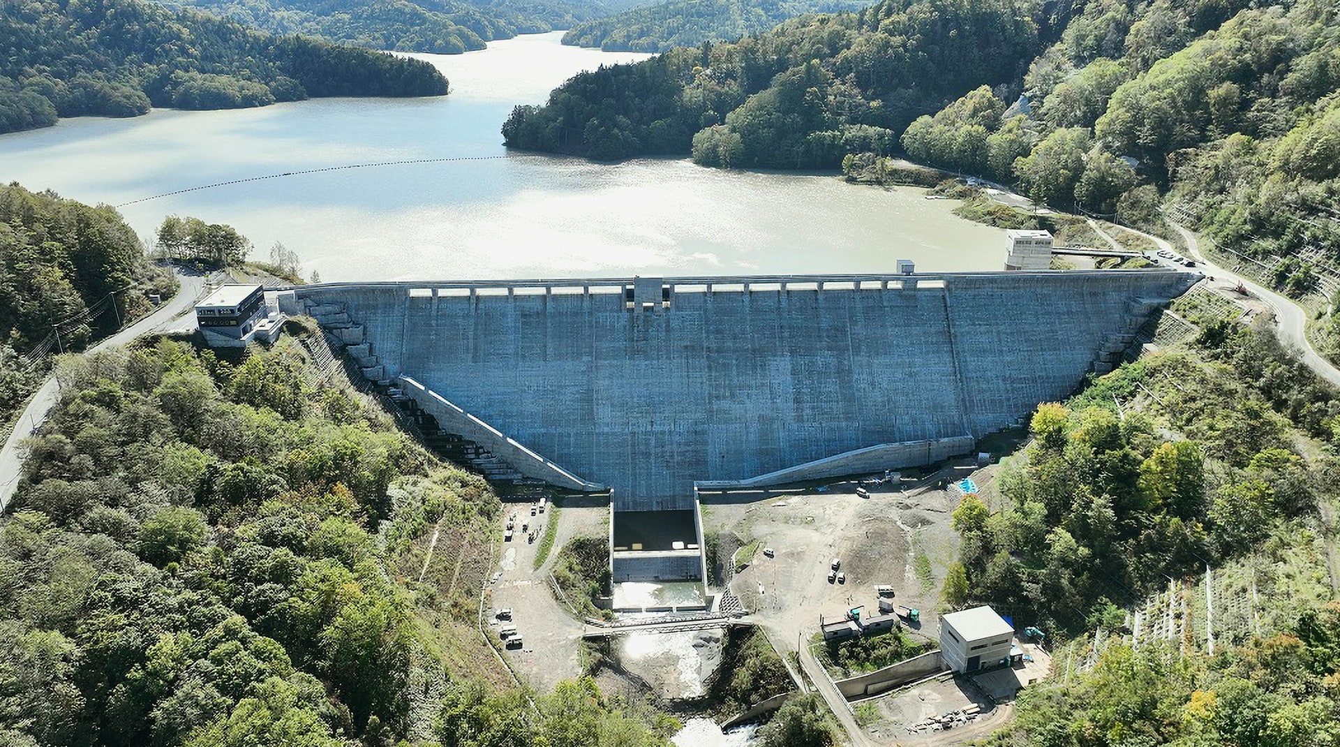 図版：新桂沢ダム下流側（2023年10月11日撮影）