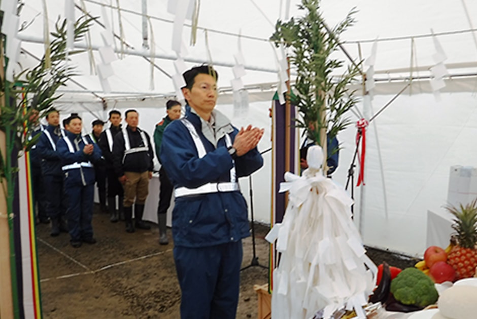 図版：神事で玉串奉奠を行う鹿島JV・上本所長