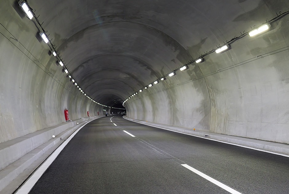 図版：車両火災により損傷した山岳トンネルの早期復旧（山陽自動車道尼子山トンネル覆工応急復旧工事）