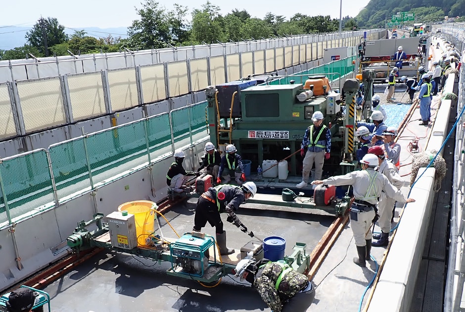 図版：高強度繊維補強セメント系複合材料（VFC）を用いた道路橋床版の打替え技術