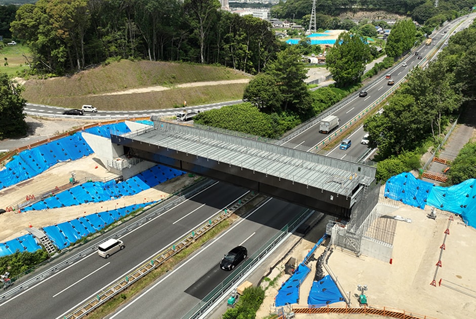 図版：一夜にして架設された跨道橋