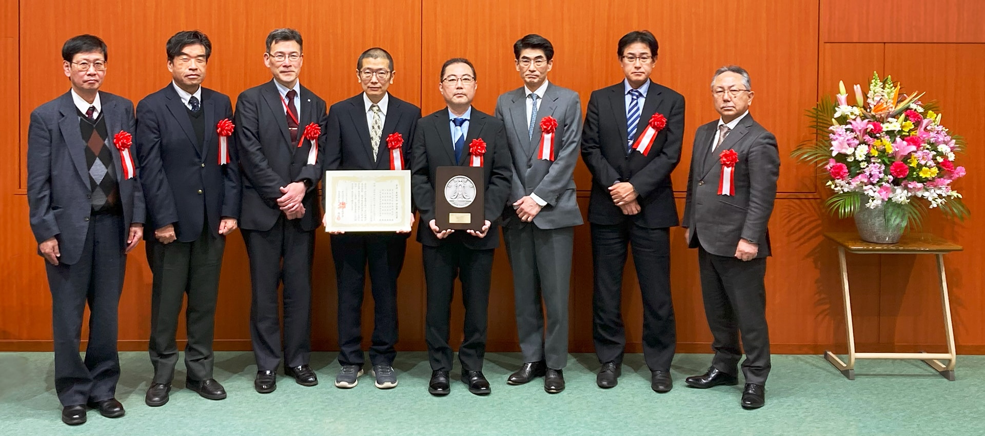 図版:表彰式後の関係者による記念撮影(左から3人目が小渕専任部長)