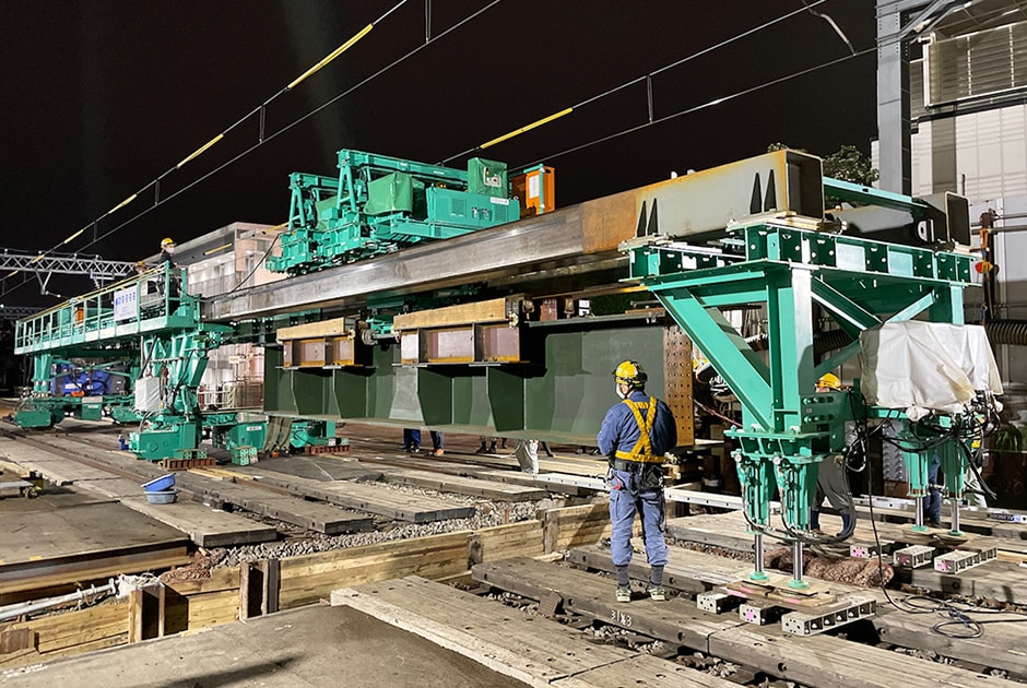 図版:工事桁架設機を用いた営業線の工事桁一括架設(西武鉄道新宿線中井駅~野方駅間連続立体交差事業に伴う土木工事第1工区)
