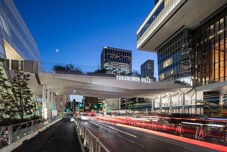 図版:一般国道1号TORANOMONHILLS横断歩道橋