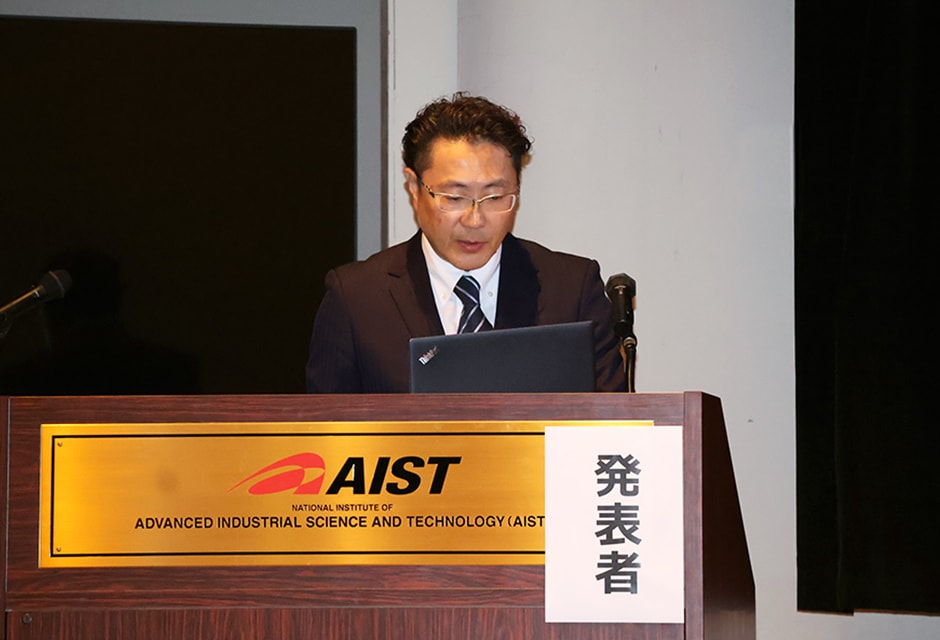 図版:受賞技術について講演する辻本担当部長