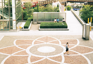 図版：代官山駅直結の多目的広場 アドレスプラザ
